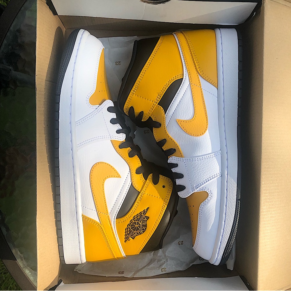 COPY - Air Jordan 1 University Gold